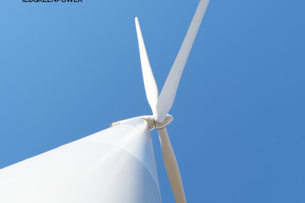 新闻图片为什么运行10 年以上的风电机组内部照明更换越来越普遍